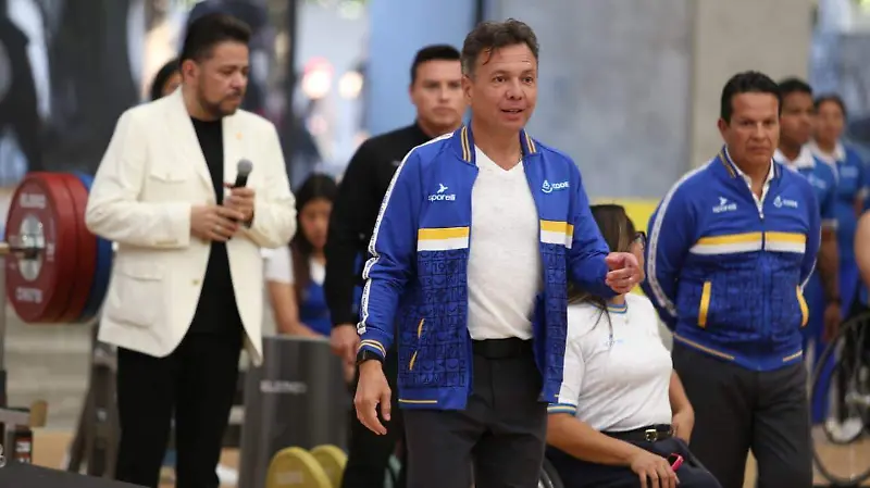 Entrega equipo moderno a paraatletas